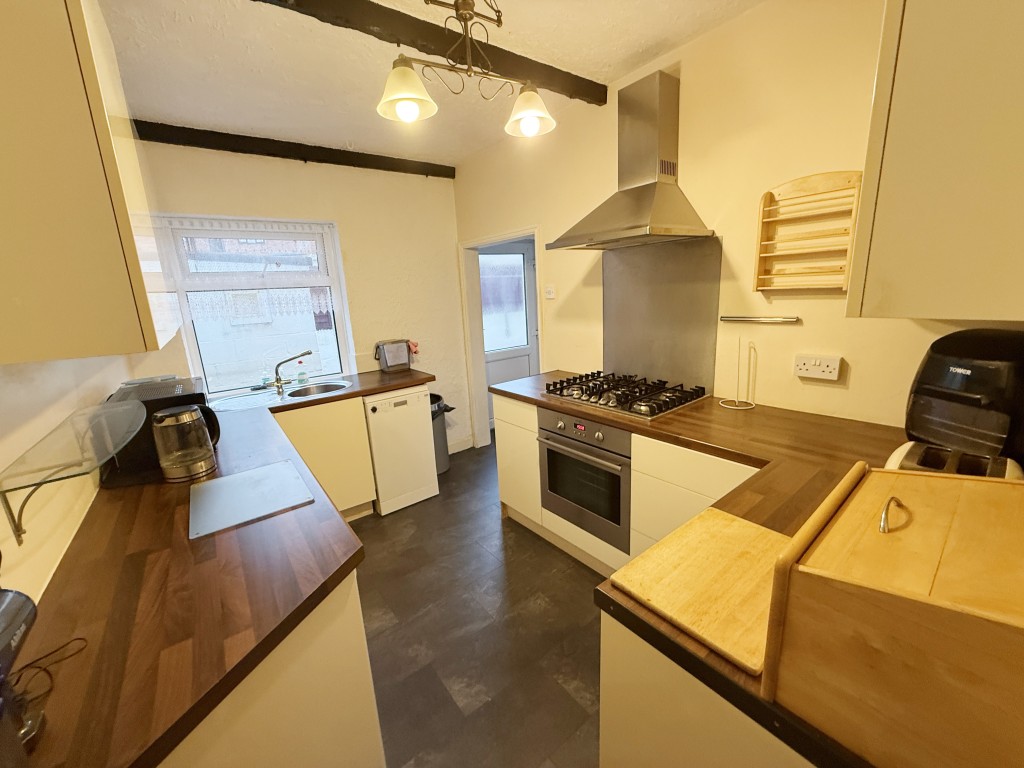 Lot: 183 - SPACIOUS MID-TERRACE PROPERTY - Kitchen